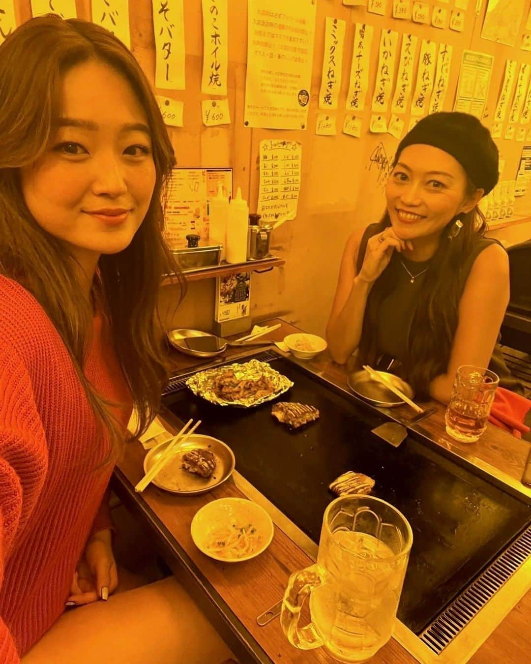 SAORIさんのインスタグラム写真 - (SAORIInstagram)「🍻 私と乾杯してくれる人 この指止〜まれ👆♡いえーい♡ なんと幸せそうなんでしょう私← 今週もお疲れ様でした😋 ここのお好み焼き最高すぎて大好きです❤️ →浜松町お葱ちゃん @okonomi_negiyaki   #道産子 #どさんこ #道産子会 #道産子女子 #北海道生まれ #北海道出身」11月19日 17時40分 - saogram34