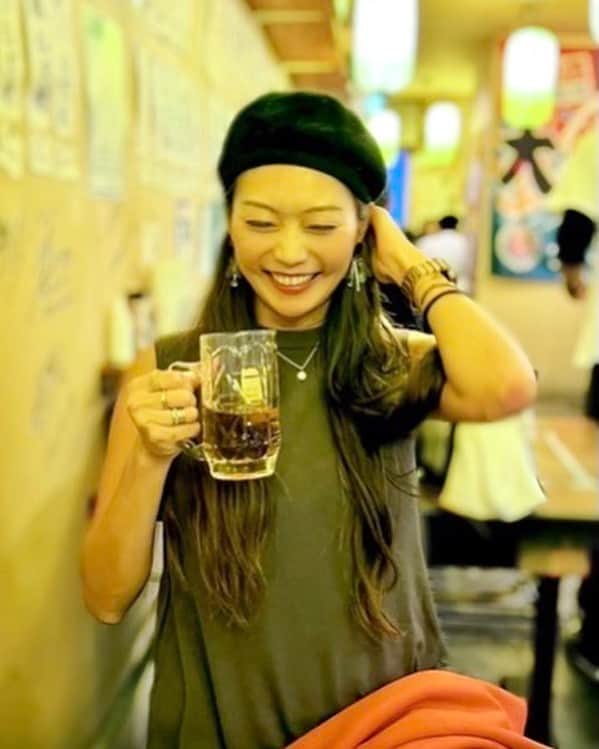 SAORIのインスタグラム：「🍻 私と乾杯してくれる人 この指止〜まれ👆♡いえーい♡ なんと幸せそうなんでしょう私← 今週もお疲れ様でした😋 ここのお好み焼き最高すぎて大好きです❤️ →浜松町お葱ちゃん @okonomi_negiyaki   #道産子 #どさんこ #道産子会 #道産子女子 #北海道生まれ #北海道出身」