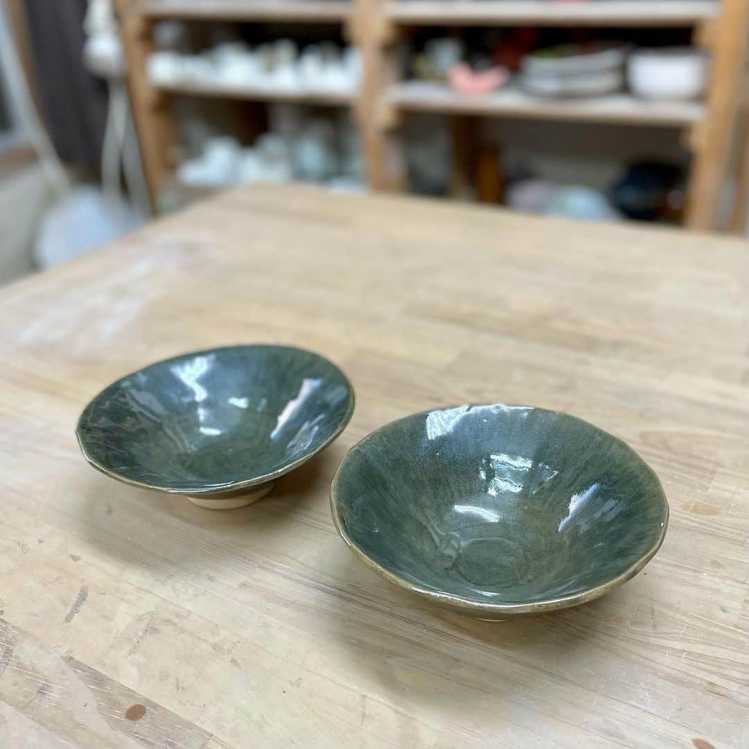 会津くみこのインスタグラム：「最新作✨✨ なかなか使い勝手の良さそうな中鉢に仕上がりました😊 三枚写真の後ろ姿がお気に入り💕  #中鉢  #深織部釉薬  #信楽水漉 赤と白 #1:1 #陶芸教室土遊び #陶芸 #陶芸作品 #陶磁器 #ceramics #器好きと繋がりたい #うつわ好き #手びねり作品 #轆轤作品 #手びねり #轆轤 #会津くみこ」