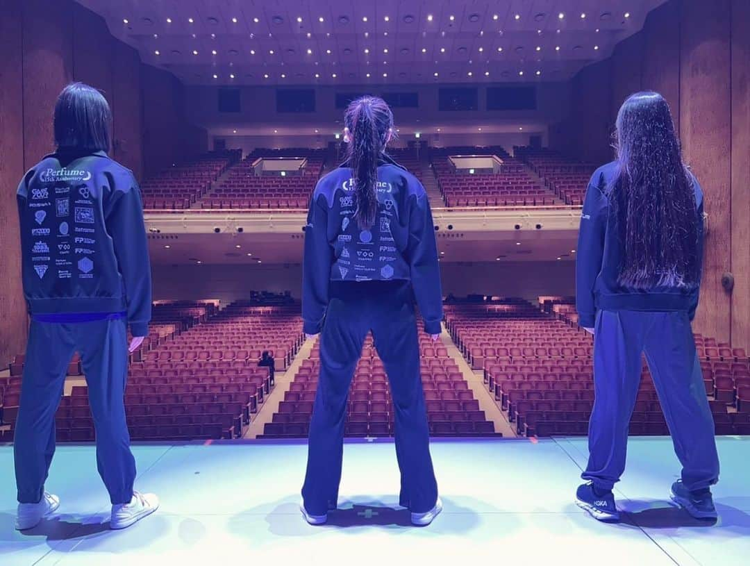 Perfumeさんのインスタグラム写真 - (PerfumeInstagram)「「Reframe Tour 2021」会場でのリハーサルが終わり、本番への準備に入っております✊✨ ステージからの眺めをみなさんにもシェアさせていただきます📷✨ 石川公演初日、よろしくお願いします🙏🙏🙏  Sharing the view from the stage today! “Reframe Tour 2021” - 1st day at the Kanazawa Theatre!  #prfm  #ReframeTour2021」11月19日 17時52分 - prfm_official