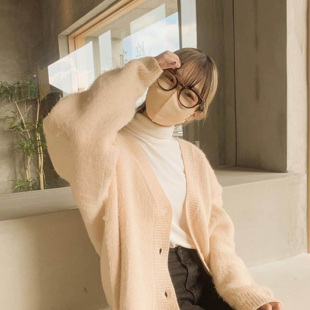 R i R y (リリー)さんのインスタグラム写真 - (R i R y (リリー)Instagram)「『ユニクロレイヤードコーデ特集🧶』　　  ユニクロのヒートテックフリースタートルネックTを使ったインナーコーデご紹介🧶 着回せて本当に可愛い🤎 ぜひ参考にしてみてください♪  ✴︎---------------✴︎---------------✴︎ 📸掲載する写真を募集中📸 カワイイ写真が撮れたら、@velle.jp をタグ付けするか、ハッシュタグ #velle_jp をつけて投稿してみてね♪ velle編集部と一緒にカワイイで溢れるvelleを創っていこう😚🤍  ✴︎---------------✴︎---------------✴︎ #ユニクロ #購入品 #購入品紹介 #ユニクロ購入品 #uniqloコーデ #ユニクロコーデ #カーディガンコーデ #スウェットコーデ #ストライプシャツ #シャツコーデ #ベージュコーデ #ブラウンコーデ #淡色コーデ #ワントーンコーデ #シンプルコーデ #プチプラコーデ #低身長コーデ #今日のコーデ #きょコ #韓国ファッション #骨格ウェーブ #秋服コーデ #お洒落さんと繋がりたい #ニットコーデ #プレミアムラムクロップドセーター #モックネックプルオーバー #スフレヤーンハーフジップセーター」11月19日 18時01分 - velle.jp