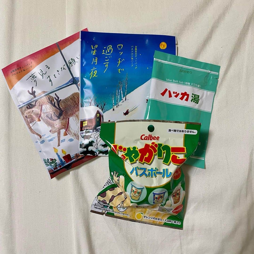 中澤瞳さんのインスタグラム写真 - (中澤瞳Instagram)「可愛い入浴剤見つけてシリーズ買いした！ 2枚目のトナカイのとロッヂのは私がよくおすすめしてる空想bathroomシリーズ！ 見たことない２つだったから買ってみた♪ あとは、ずっとさがしてたじゃがりこバスボール！！ やっと出会えた〜！ちなみに狙いはじゃがバター！  寒い冬に可愛い入浴剤であったまれるの最高🥳　  #入浴剤 #空想bathroom #花たちバトンbathroom  #じゃがりこ」11月19日 17時56分 - hitomi.nakazawa