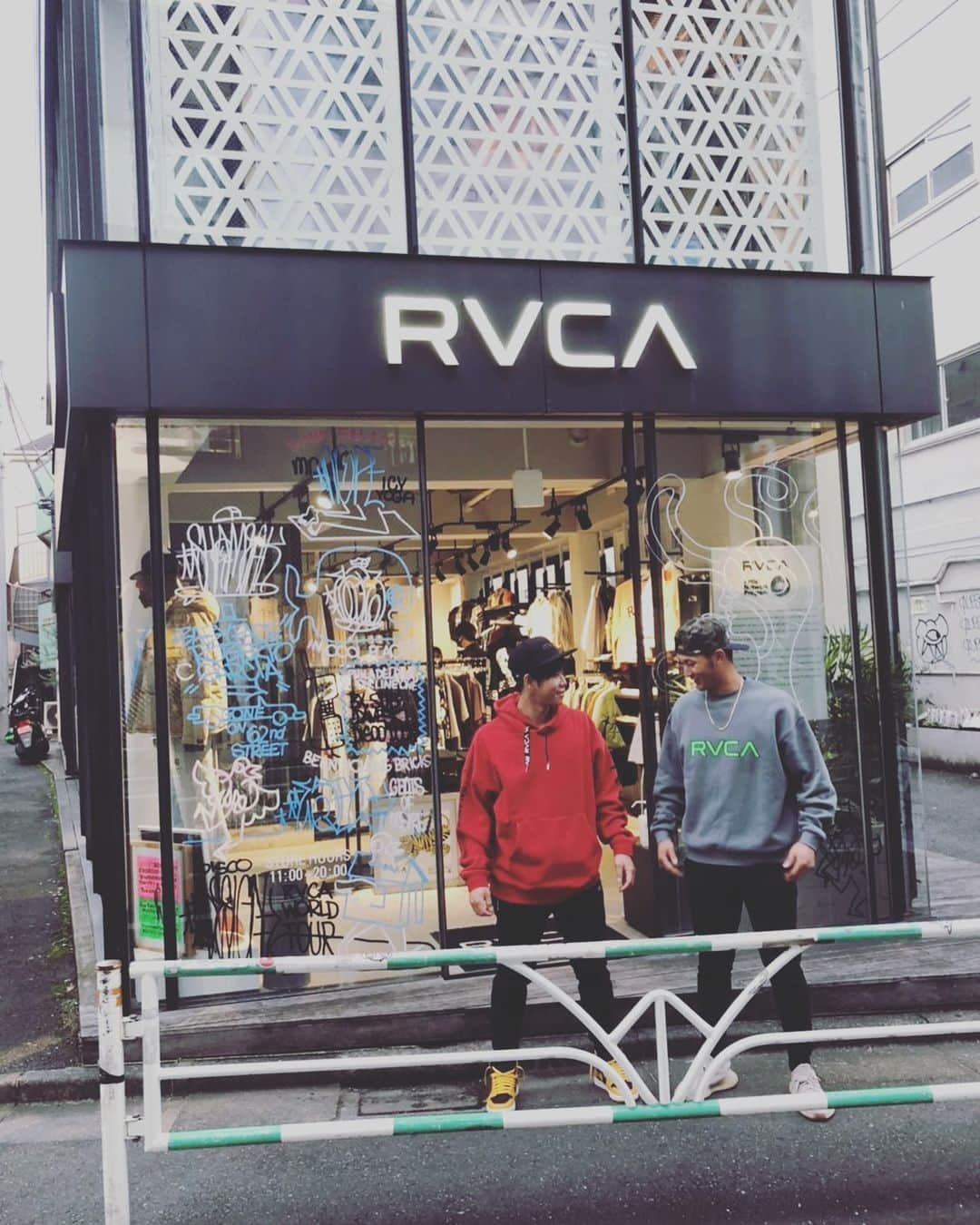 松原聖弥のインスタグラム：「少し前ですが、今後お世話になるRVCAに行って来ました！ お洒落な服がいっぱいあるので是非行ってみてください！  #rvca #rvcajapan  #rvcasport  #渋谷 #吉川尚輝も #RVCA #マリオパーティしよ #松原です」