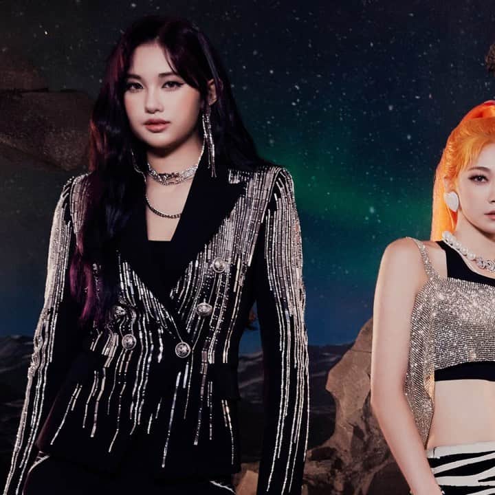 EVERGLOWのインスタグラム：「EVERGLOW  3rd Mini Album [Return of The Girl]  #EVERGLOW  2021. 12. 01  #EVERGLOW #에버글로우 #이유 #시현 #미아 #온다 #아샤 #이런 #COMEBACK #RETURN_OF_THE_GIRL」