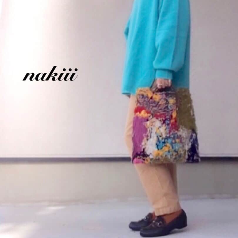 nakiのインスタグラム：「今まで着たことのない水色の服を着て、一番に思ったこと、ソックスのカラー何色にしよう？ ・ トップスに合わせて明るいカラー？ それとも定番のホワイト？ NO. どちらのカラーも このstyleに合わせると私には可愛い過ぎたり、やりすぎ感が出てしまうので、パンツに合わせて『ブラウン』に落ち着きました。 ・ ・ ・ #アラフォー#アラフォーコーデ#カジュアルコーデ#カラーコーデ#靴下コーデ #ニット#ニットコーデ」