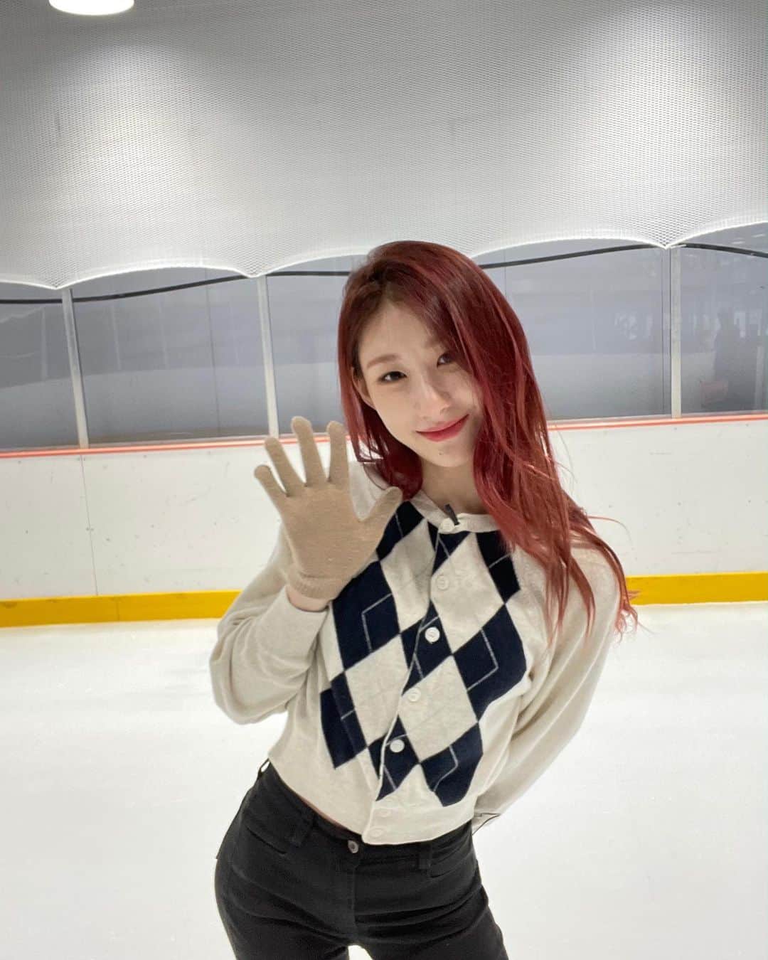 ITZYさんのインスタグラム写真 - (ITZYInstagram)「CHAERYEONG's VLOG on ITZY YouTube⛸ Check it out now!☀」11月19日 18時16分 - itzy.all.in.us