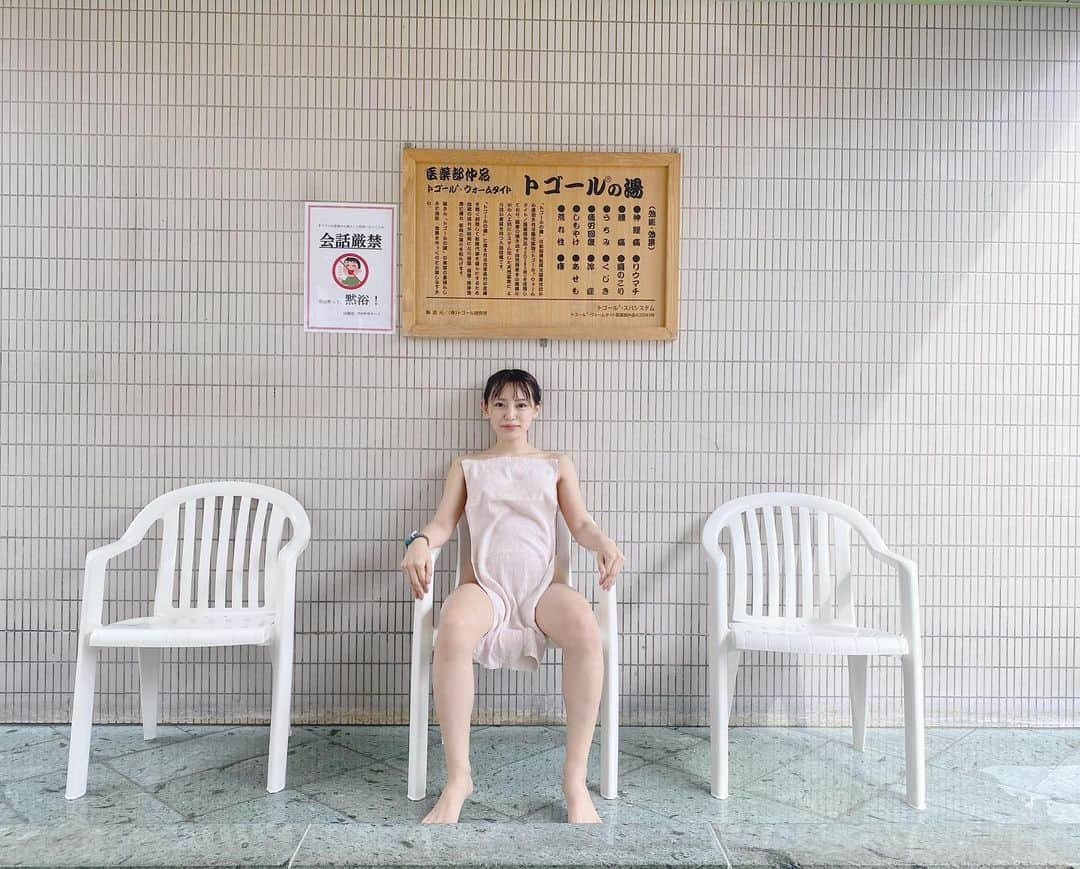 大島みづきさんのインスタグラム写真 - (大島みづきInstagram)「幸せなサウナの日🍀 こんなにみんなの愛に包まれる日は、この先もう一生ないかもしれない… ⁡ サウナで出会った女子６人で、 北欧貸切して、サウナ入って、熱子さんのアウフグース受けて、美味しいサ飯食べて。 ⁡ こんな夢のようなことあるのかなぁ。 いや、夢の中かもしれないね🌙 とても贅沢な時間。 ⁡ 北欧も熱子さんも、ホスピタリティに溢れすぎてる。本当大好き🟥 好きなサウナって、セッティングやら水風呂の温度やらなんやら色々あるけど、結局そこに関わってる方や、人の繋がりが本当に大事だなぁと😌 ⁡ 改めて、サウナに出会ってアウフグース知って本当によかった！ ⁡ 熱子さんからの貴重なお手紙やお土産も、、、もう涙が出ちゃいました😢宝物です💌 ⁡ ⁡ ブームとかそんなん関係なく、何年先も素敵な仲間とサウナに入って、どうでもいい事話していられたらいいなあ💭 ⁡ 北欧の皆さん、熱子さん、本当にありがとうございました😭💘 ⁡ ⁡ ※トゴールの湯の前で、サ道風にかまえた姿はととのってる姿？いやいや、実際は寝っ転がってととのっちゃってたよ😂 もっと女性らしく脚閉じて！とか思っちゃったかもしれないけど、あくまで決めポーズのお話で、実際の姿はご想像にお任せします😋笑 ⁡ ⁡ #サ活 #サウナ #サ道 #サ旅 #サ飯 #温泉 #銭湯 #サウナー #サウナ女子 #サウナー女子 #ロウリュ #サウナガール  #サウナイキタイ #北欧 #カプセルホテル北欧 #サウナ北欧 #五塔熱子 #たくぞうちゃん #菅支配人 #トゴールの湯 #上野 #sauna #saunner #saunagirl #saunaboy #löyly #aufguss #온천 #찜질방 #🟥」11月19日 18時22分 - mizukiss56