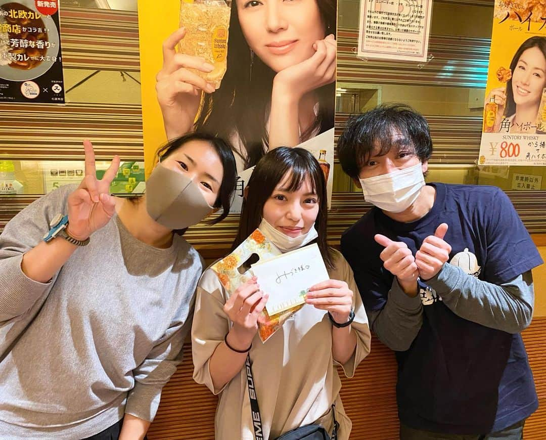 大島みづきさんのインスタグラム写真 - (大島みづきInstagram)「幸せなサウナの日🍀 こんなにみんなの愛に包まれる日は、この先もう一生ないかもしれない… ⁡ サウナで出会った女子６人で、 北欧貸切して、サウナ入って、熱子さんのアウフグース受けて、美味しいサ飯食べて。 ⁡ こんな夢のようなことあるのかなぁ。 いや、夢の中かもしれないね🌙 とても贅沢な時間。 ⁡ 北欧も熱子さんも、ホスピタリティに溢れすぎてる。本当大好き🟥 好きなサウナって、セッティングやら水風呂の温度やらなんやら色々あるけど、結局そこに関わってる方や、人の繋がりが本当に大事だなぁと😌 ⁡ 改めて、サウナに出会ってアウフグース知って本当によかった！ ⁡ 熱子さんからの貴重なお手紙やお土産も、、、もう涙が出ちゃいました😢宝物です💌 ⁡ ⁡ ブームとかそんなん関係なく、何年先も素敵な仲間とサウナに入って、どうでもいい事話していられたらいいなあ💭 ⁡ 北欧の皆さん、熱子さん、本当にありがとうございました😭💘 ⁡ ⁡ ※トゴールの湯の前で、サ道風にかまえた姿はととのってる姿？いやいや、実際は寝っ転がってととのっちゃってたよ😂 もっと女性らしく脚閉じて！とか思っちゃったかもしれないけど、あくまで決めポーズのお話で、実際の姿はご想像にお任せします😋笑 ⁡ ⁡ #サ活 #サウナ #サ道 #サ旅 #サ飯 #温泉 #銭湯 #サウナー #サウナ女子 #サウナー女子 #ロウリュ #サウナガール  #サウナイキタイ #北欧 #カプセルホテル北欧 #サウナ北欧 #五塔熱子 #たくぞうちゃん #菅支配人 #トゴールの湯 #上野 #sauna #saunner #saunagirl #saunaboy #löyly #aufguss #온천 #찜질방 #🟥」11月19日 18時22分 - mizukiss56