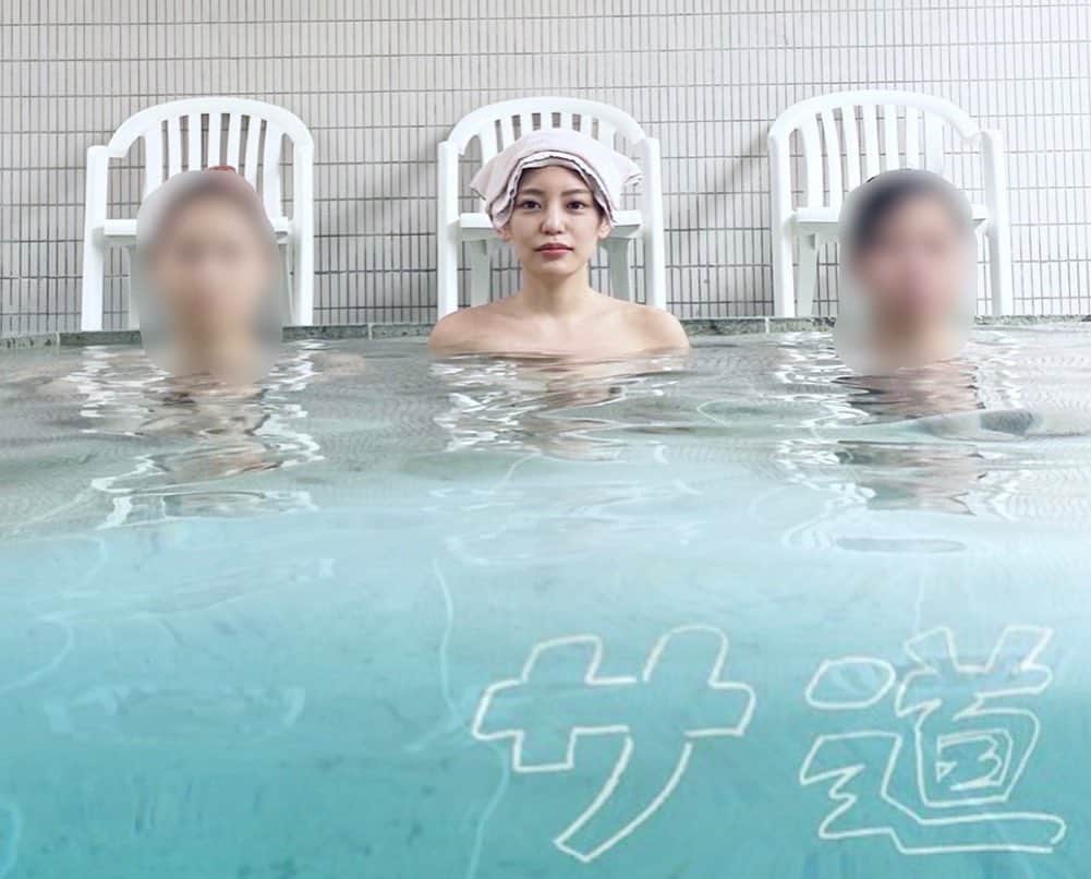大島みづきのインスタグラム：「幸せなサウナの日🍀 こんなにみんなの愛に包まれる日は、この先もう一生ないかもしれない… ⁡ サウナで出会った女子６人で、 北欧貸切して、サウナ入って、熱子さんのアウフグース受けて、美味しいサ飯食べて。 ⁡ こんな夢のようなことあるのかなぁ。 いや、夢の中かもしれないね🌙 とても贅沢な時間。 ⁡ 北欧も熱子さんも、ホスピタリティに溢れすぎてる。本当大好き🟥 好きなサウナって、セッティングやら水風呂の温度やらなんやら色々あるけど、結局そこに関わってる方や、人の繋がりが本当に大事だなぁと😌 ⁡ 改めて、サウナに出会ってアウフグース知って本当によかった！ ⁡ 熱子さんからの貴重なお手紙やお土産も、、、もう涙が出ちゃいました😢宝物です💌 ⁡ ⁡ ブームとかそんなん関係なく、何年先も素敵な仲間とサウナに入って、どうでもいい事話していられたらいいなあ💭 ⁡ 北欧の皆さん、熱子さん、本当にありがとうございました😭💘 ⁡ ⁡ ※トゴールの湯の前で、サ道風にかまえた姿はととのってる姿？いやいや、実際は寝っ転がってととのっちゃってたよ😂 もっと女性らしく脚閉じて！とか思っちゃったかもしれないけど、あくまで決めポーズのお話で、実際の姿はご想像にお任せします😋笑 ⁡ ⁡ #サ活 #サウナ #サ道 #サ旅 #サ飯 #温泉 #銭湯 #サウナー #サウナ女子 #サウナー女子 #ロウリュ #サウナガール  #サウナイキタイ #北欧 #カプセルホテル北欧 #サウナ北欧 #五塔熱子 #たくぞうちゃん #菅支配人 #トゴールの湯 #上野 #sauna #saunner #saunagirl #saunaboy #löyly #aufguss #온천 #찜질방 #🟥」