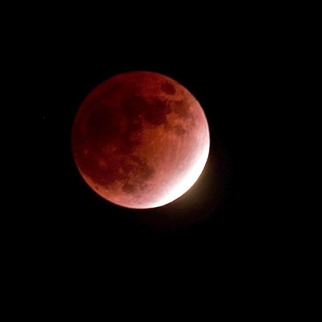 坂崎幸之助さんのインスタグラム写真 - (坂崎幸之助Instagram)「ほぼ皆既月食🌒 ほぼってところが可愛い😍  もっと綺麗に撮りたかったけど、暗くて難しかった🥲  #皆既月食 #ほぼ皆既月食 #月 #月の謎 #謎の月 #天体写真 #α7rⅢ #SIGMA150600mm #ケイトラ行ってきます🤓聞いててね😸」11月19日 18時31分 - kohnosukesakazaki