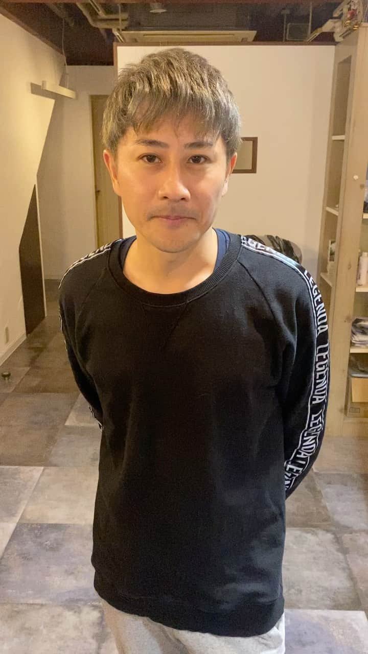 神林匠のインスタグラム：「お笑い芸人、  ロングロングの長峰さんが  来てくれました♪  キャンペーン！固まってなかった！（笑）  ありがとうございました！  YouTube ロングロング公式  Twitter @tosanaga  TikTok ロングロングの日常　@longlong.nt.nm  だそうです！  是非ぜひ！  またお待ちしてます♪ㅤㅤ  ただいま、  髪庵ゆかしでは  完全のマンツーマンで  プライベート空間の施術をさせていただいています。  ご予約も前後のお客様と  被らないようにしております。  マスクを着用、消毒ハンドジェルを用意し  換気も充分にさせていただいております。  今この世の中  大変になっておりますが、  少しでも気持ちが  上へと向けるように  日々の暮らしが楽しく幸せになれるように  ヘアスタイルを  カッコよく、キレイに可愛くする  お手伝いができればと思います！  暗い気持ちを  一緒に吹き飛ばしていきませんか？？ ㅤ ㅤㅤㅤㅤㅤㅤㅤㅤㅤㅤㅤㅤㅤㅤㅤㅤㅤㅤㅤㅤ  髪庵ゆかし  154-0015 東京都世田谷区桜新町1-11-4 フジヤビル2F  tel 0354268978 完全予約制 営業時間 ９時３０分〜２０時 田園都市線桜新町駅徒歩2分 桜新町駅の西口を出て頂き、ファミリーマートの前の横断歩道を渡って下さい。 KALDI coffee farm（カルディコーヒーファーム）を左手に位直進していくと、ガラス張りのパン屋さん(フジヤ本店)がありますので、そちら2階になります。 注意:ペコちゃんのキャラクターの不二家さんとは別ですので、お気をつけ下さいませ。 ビルは淡い黄色の建物です。 ヘアスタイルで運命を変える。  @takumi_kanbayashi  @long_nagamine0428  #髪庵ゆかし #桜新町 #サザエさんの町 #イケメン  #神林匠 #お笑い  #芸人 #ロングロング #漫才師　#ワタナベエンターテイメント #二子玉川　#桜新町　#お笑い芸人  #ヘアスタイル  #カット #桜新町美容室 #長峰 #ヘアスタイルで運命を変える  #メンズヘア #メンズカット #メンズ #アラサー #アラフォー  #アラフィフ #大人ヘアスタイル  #三軒茶屋 #用賀 #駒沢　#ブルーアッシュ　#メンズカラー」