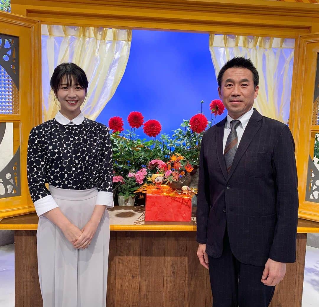 虎谷温子のインスタグラム：「明日あさ5時15分からは、「声〜あなたと読売テレビ〜」です。 よーく見ると、セットのシノビーも紅葉バージョンになっております！」