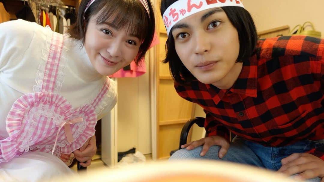 貫地谷しほりのインスタグラム：「こんな一コマもありましたね（笑） 明日はついに７話！ お見逃しなく(o^^o) #土ドラ #顔だけ先生 #神尾楓珠」