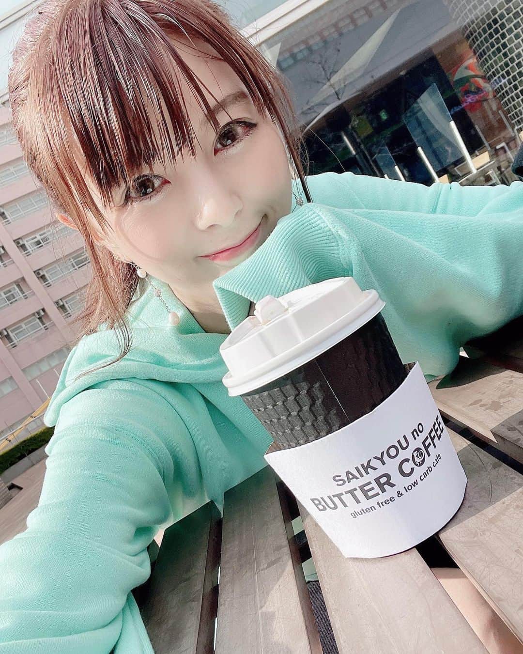 のインスタグラム：「☀️☕️ ． 朝活🏃‍♀️ 最近の朝食【butter coffee】☕️ 走ったりトレーニングもしてます🏋️‍♀️ ．  今日の朝ご飯はここ⇒代々木店☕️（@saikyounobuttercoffee_yoyogi） ・ お気に入りのお店✨food、drink全てグルテンフリーなのがpoint👆 ． バターコーヒーは太ると思ってる人も多いかもしれないけど全然😮‍💨 バターには糖質はほぼ入ってないので糖値が上がることはないしむしろ腸内のやせ型細菌を増やす働きがあったり脂肪燃焼促進や疲れにくくしたりいいことばかり🤍 ・ 満腹感を持続させる効果があるから間食もしなくなったよ✌️ ．  「この投稿を見て来店していただいた方は、私の投稿画面を会計時に提示をするとバターコーヒーが150円引きになります！」 ・ ※都内全店(池袋店、代々木店、神谷町店)で適用可（2021年最終営業日まで）  #sponsored #最強のバターコーヒー #バターコーヒー #ダイエット #脂肪燃焼 #SAIKYOUnoBUTTERCOFFEE #代々木カフェ」