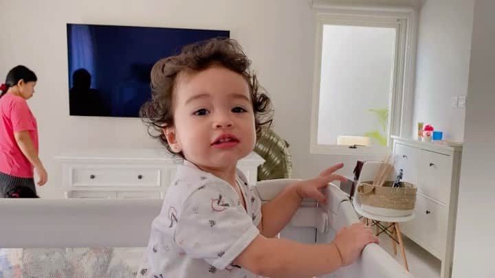 のインスタグラム：「Rumah kami lagi mau di renovasi jadi Nainggolan fam pindah dulu sementara (mdh2n tepat waktu satu tahun amiiiin 🙌🏻). Ternyata pindahan dengan toddler itu warbiasaa ya 🤣. Cara Rose you make our lives so colourful, we love you.」