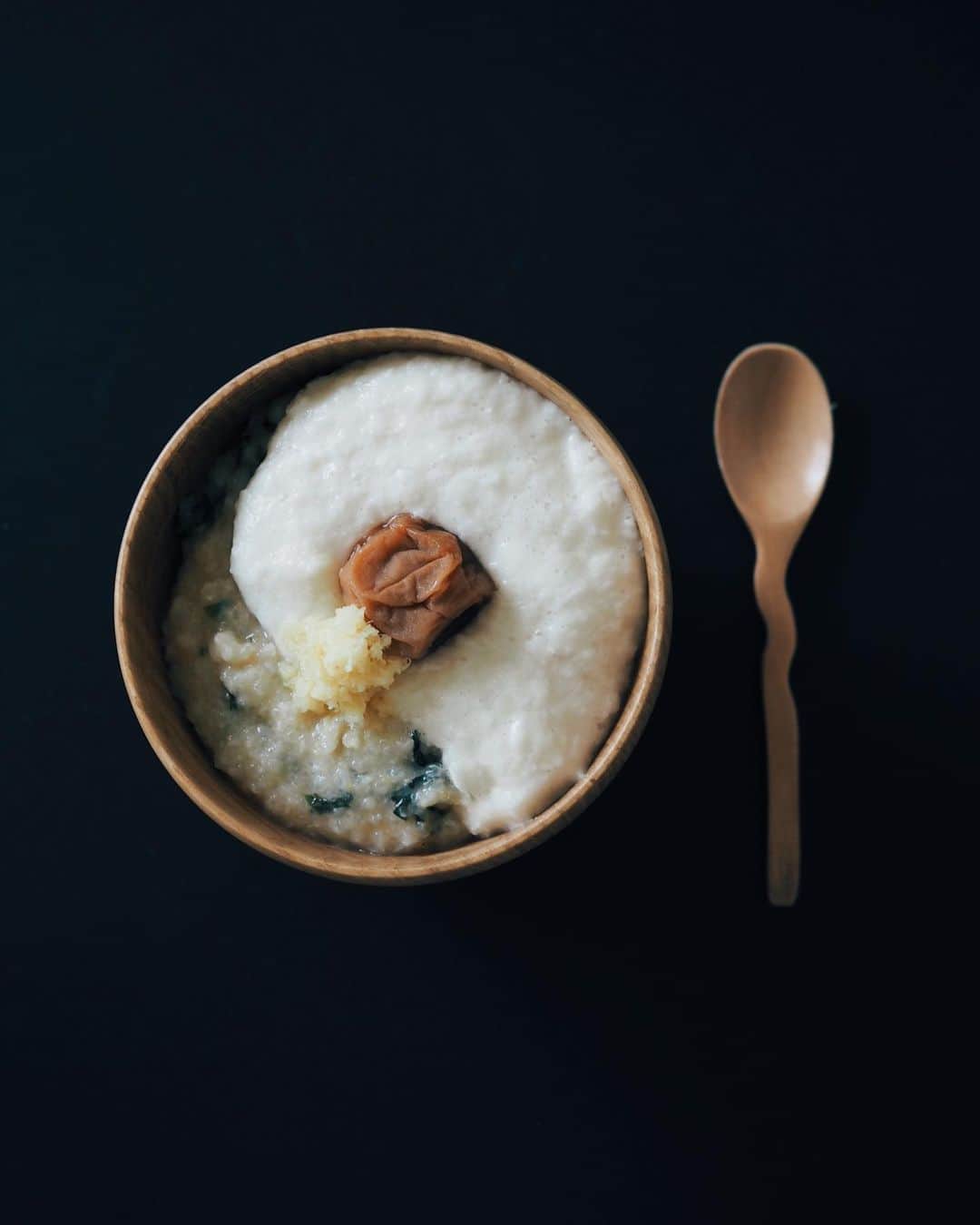 花楓のインスタグラム：「月曜日から始めた断食、 今日から食べます。  大島農園さんのお味噌と あおさでお粥。 そして真澄の煎り酒で味付けした 自然薯を贅沢にたっぷりとかけて。 梅干しと生姜も。  断食後の食事は、  いや〜、ほんっと 美味しいね。 あ〜幸せ。  それしか出ません。  日々どれだけ贅沢してるか。  合掌🙏🏻  味噌　@oshimanaturalfarm  煎り酒　@masumi_sake」