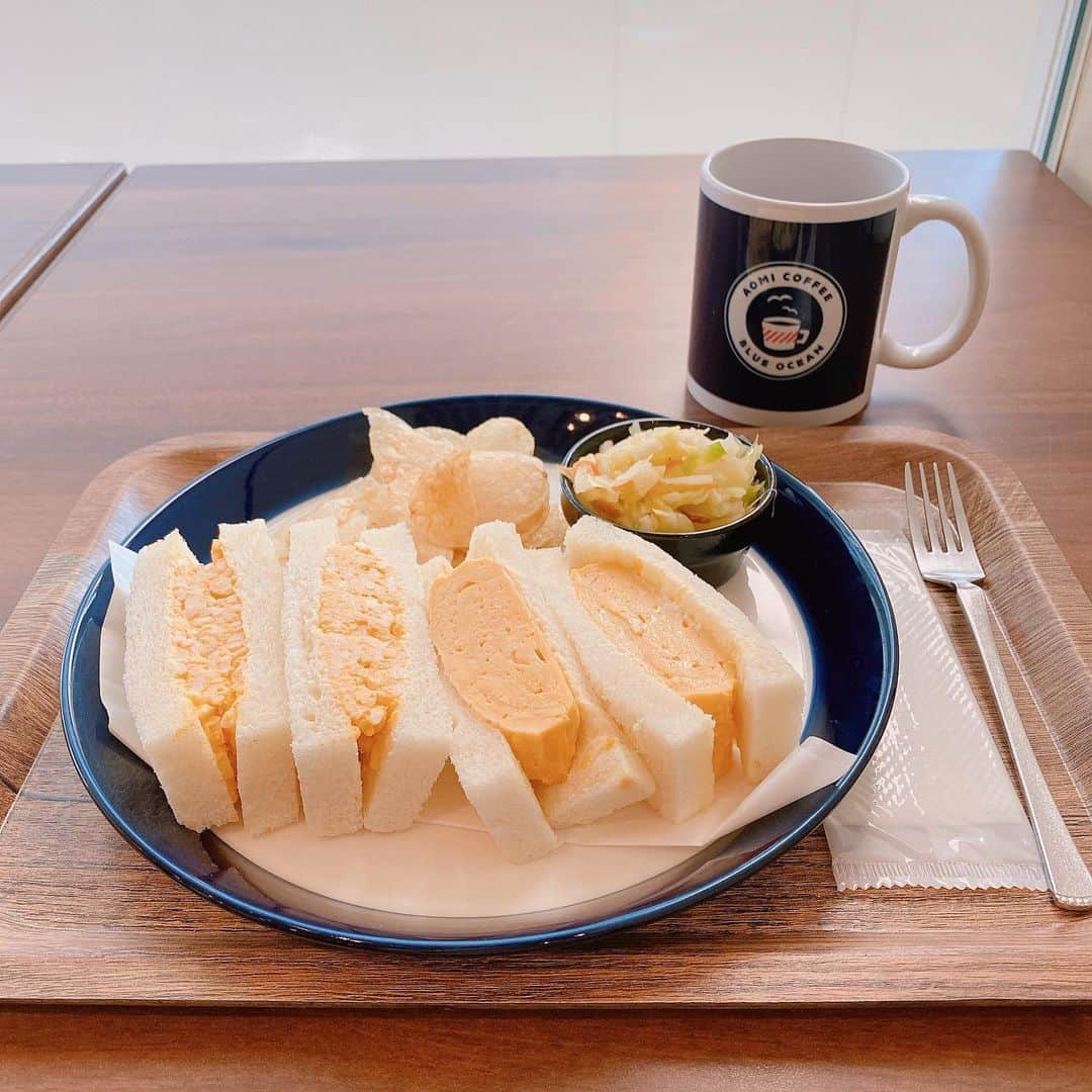 林紗久羅さんのインスタグラム写真 - (林紗久羅Instagram)「. . . . @tsuji_naoki_official さんがよくカレー食べてるから それ目的で行ったのに気付いたら たまごサンド食べてたなあ🥚 . おいしかった😋🧡 . 今日は1ヶ月ぶりの休日＆なーんにもしなくていい日😭😭😭 頭を空っぽにするって大事だよね🌱 . 来年は少しだけ休息して色々やりたい事とか行きたいところへ行ってみようかな🌸（多分4日くらいで充分。笑） . . . #たまごサンド #だし巻き玉子サンド #サンドイッチ #青海珈琲」11月19日 11時54分 - sa1210ku