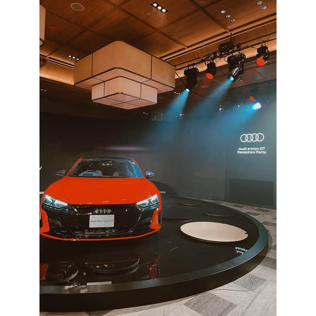 紗栄子さんのインスタグラム写真 - (紗栄子Instagram)「昨夜、 @audijapan の電気自動車「Audi e-tron GT」のレセプションパーティーにスペシャルゲストとして出演させて頂きました🚘❤️‍🔥  イベント前には、「Audi RS e-tron GT」に試乗もさせて頂き、高級感・未来感のある美しいデザインや、 Audiのガソリン現行車と比べても一番パワフルな640馬力のパワーなのにとても静かな走り心地の良さに驚き、とても楽しいドライブ時間を過ごさせて頂きました🚗💘✨  この「Audi e-tron GT」は、レザーを一切使用せず再生素材で仕上げた、レザーフリーパッケージを選択することができたり、シートには再生素材で作られた先進的な素材のカスケードクロスを採用されていたり、さらにカーペットやフロアマットは、ステラ・マッカートニーでもバッグで使用しているリサイクル素材を使われていたりと、サステイナブルでながらラグジュアリーの新たな価値基準を実現されております🌱✨  とても魅力的で、先進的な電気自動車なので皆さんも是非チェックしてみてくださいね🥰❤️‍🔥✨  #Audi #AudietronGT #欲しい...♡」11月19日 12時19分 - saekoofficial