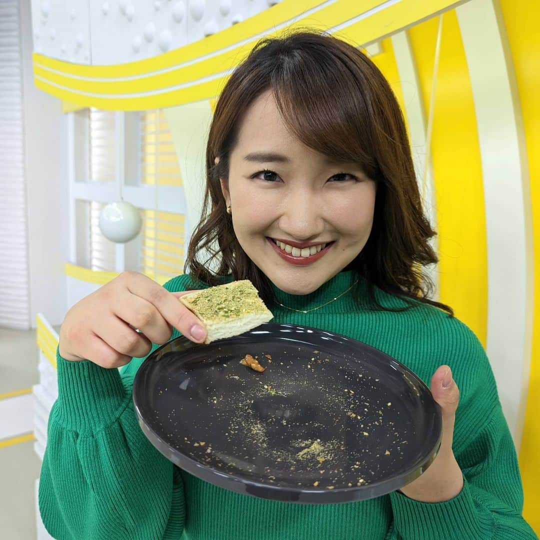 札幌テレビ「どさんこワイド朝」のインスタグラム：「きょうの放送後の1枚。  西尾アナのこそたべ！ . . #どさんこワイド朝 #西尾優希  #こそたべ #西尾アナが美味しくいただきました  #トーストにかけて食べるこんぶ  #大脇昆布 #昆布の塩気 #昆布のうまみ  #パンに塗る柿ピー  #阿部幸製菓 #も食べた  #甘みと塩気のバランス #食感たのしい  #武田の笹かまぼこ  #まずは食べてみて #想像以上に合う」