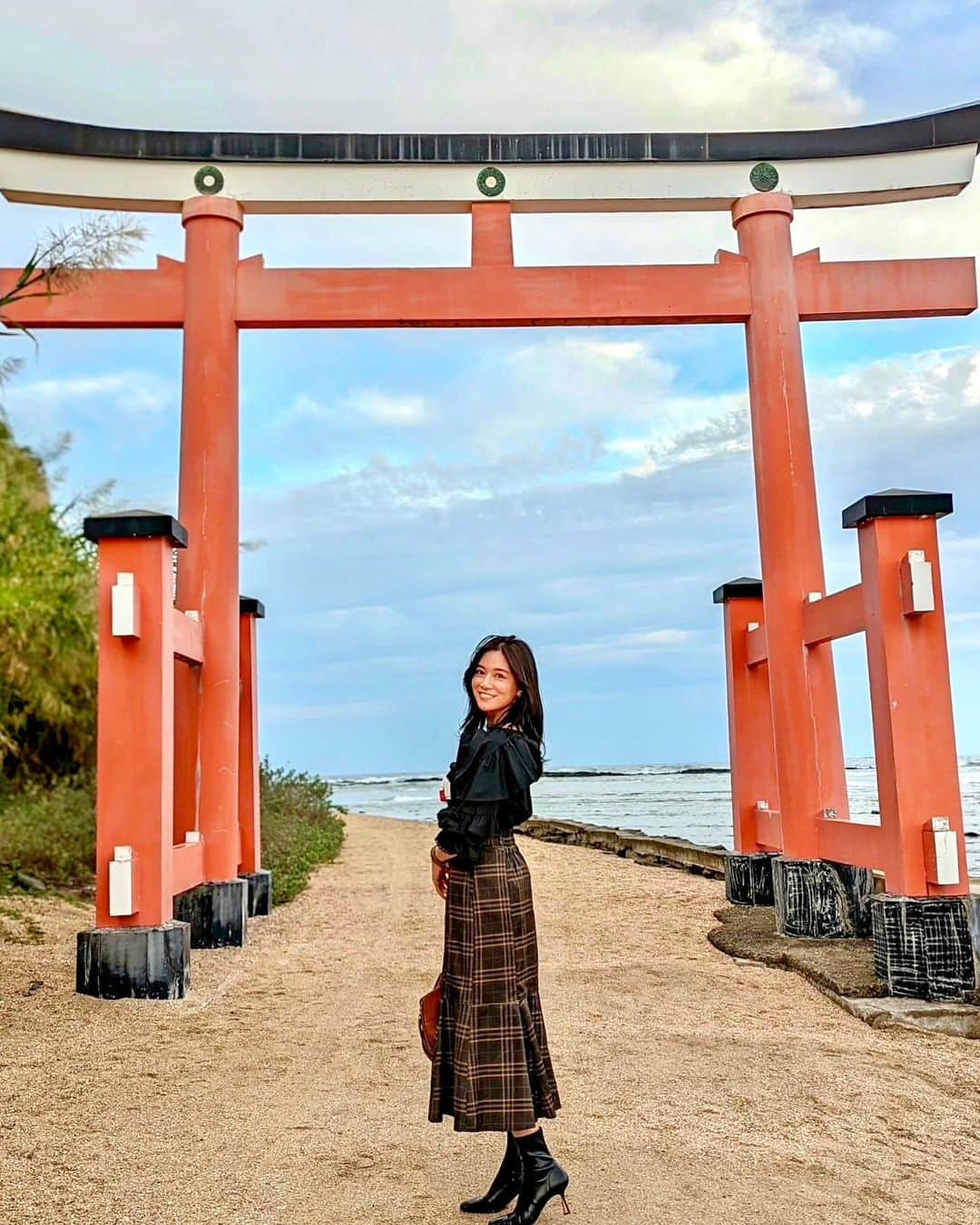 石井里奈さんのインスタグラム写真 - (石井里奈Instagram)「こんにちは☀️ ついに宮崎編最終回✨ . 島全体がパワースポットで亜熱帯植物に包まれた神秘の島、青島へ💕 . 恋文をやり取りした豊玉姫と山幸彦のロマンチックな伝説が残されていて昭和の新婚旅行のメッカだったんだって🧡✨ . 幸せの黄色いポスト📮に恋文を入れると恋が叶うとか🥰💕そこからあるいて島に渡るんですが、島の周りは有名な奇岩「鬼の洗濯板」が👹 これも見どころの一つ🧡 . 島を渡ると縁結びで有名な青島神社が⛩ 絵馬で出来たトンネル「祈りの古道」もあってインスタ映えです🙆‍♀️🧡 . もう宮崎紹介するところありすぎてまた絶対行きたい🧡 @solaseedair_official で東京から1時間半でいけちゃったのでぜひ遊びに行ってみてね💕 . tops... @mystrada_official  skirt... @jusglitty_official  bag... @loewe  boots... @charleskeith_jp  . また明日からは大阪京都編も続きます✈️お楽しみに！ . #りなまるコーデ #宮崎旅行 #宮崎 #miyazaki #宮崎観光 #宮崎グルメ #宮崎県 #宮崎市 #ゴルフ #ゴルフ女子 #旅行 #旅行好き #九州旅行 #九州 #御朱印 #御朱印巡り #神社 #パワースポット #青島 #幸せの黄色いポスト #鬼の洗濯板 #青島神社 #縁結び #新婚旅行 #ハネムーン #jusglitty #mystrada #ジャスグリッティー #マイストラーダ #恋愛運」11月19日 12時12分 - ri7tin1025