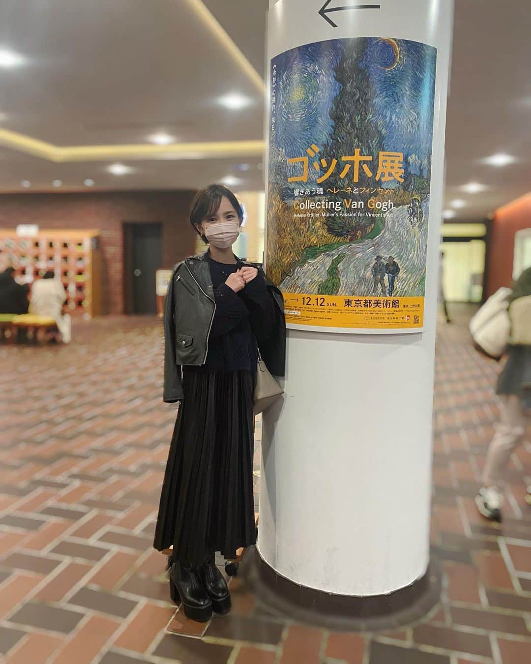 黒澤詩音のインスタグラム：「ゴッホ展✨  ゴッホの作品が大好き。 今回のお目当ては、糸杉。 夜のプロヴァンスの田舎道の名で展示。 糸杉と星の見える道の糸杉は、 サンレミの作品の中でも特に魅力的。  １６年ぶりの来日でやっと観られて幸せー！  アルルでの作品が何より大好きなのですが、 特徴的に描かれる太陽を観るたびに、 浮世絵から、日本を常に太陽が真上にある国だとみたゴッホの感性に感服します。 そんな風に絵画が与える印象は、その人の感受性により様々な想像が出来る正解のないところが本当にみていて楽しい！  自分の感受性くらい自分で守ればかものよ、と、 常に茨木のり子女史が脳内で煽ってくださるので笑 大人になっても感受性を育むべく、これからもさまざまな芸術に触れていたいです。  夜のカフェテラスと、ローヌ川の星月夜 いつかみたいなぁ。 来日して欲しいなぁ。 または✈️乗って、観に行きたいなぁ。  彼の描く夜が大好き！  ひまわりや、今回展示された黄色い家のような、南仏の明るい色彩の絵も素敵ですが（本来はクロードモネなどそうした絵が私は好き）、印象派で夜を描く画家って珍しいなと私は思っていて。 ゴッホを楽しむ醍醐味だなぁと思っています。  じゃがいもを食べる人々などの時代から素描、アルル、サンレミの作品を、同じ時代に活躍した画家の作品とともに体系的に楽しむことができます。  収集家ヘレーネさんへ、夫アントンさんが プレゼントをした作品など、心温まるエピソードも垣間見られる企画展示。  12/12まで会期中なので、是非。  #ゴッホ展 #ゴッホ #vincentvangogh #art #artgallery #artmuseum #美術館巡り #美術館好き」