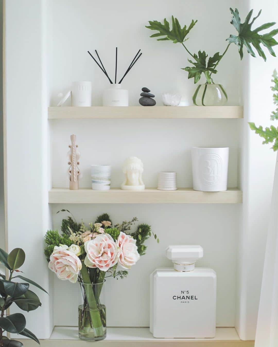 Elva Niのインスタグラム：「家裡充滿香氣的角落🎐 #mylittlescentcorner  #homesweethome」