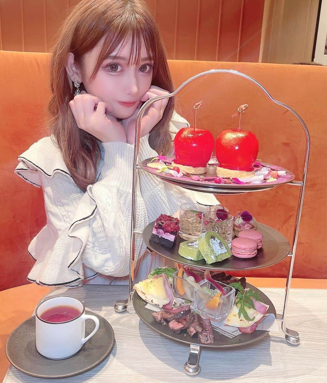 ゆうめろさんのインスタグラム写真 - (ゆうめろInstagram)「新宿TAクリニックで施術を受けて1ヶ月経過しました！ 今回は、今よりも小顔になりたかったので、 ･ ♡TAC式ツヤ肌コラーゲンリフト ♡ジョールファット除去 ♡ジュビダームボリューマ(アゴ1本) ♡ジュビダームウルトラXC(唇1本) この4つの施術を受けてきたよ✨💭 ･ そして！糸リフトと合わせてGLP1注射という ダイエット注射も始めて体重が痩せる効果があるので 小顔効果をさらにアップするように糸リフトと組み合わせて GLP1注射を始めたよ💉 💓 ･ @dr_okutsu_tac 先生にインスタの顔に近づきたいです！って お願いをして糸リフトをしてもらったよ🥺✨  糸リフトをしてから、前よりだいぶ小顔になり インスタの写真加工しすぎじゃない？！って声が多くなって、 なんでだろうって思ってたら糸リフトしたお陰で インスタの顔に加工をしなくても近づけたの🥲💓 なので、今回の写真から加工弱めてみました（笑） ･ 友達からも顔小さくなったね😳😳って言われることが増えて 糸リフトをしたお陰で顔が小さくなりました✨ ･ @dr_okutsu_tac 先生は糸リフトもとっても上手で 施術中も全然痛くなかったよ〜〜！(個人差はあります) 小顔になりたい子は是非 @tacshinjuku に行ってみてね😌🍓 ･ そして、顎と唇にヒアルロン酸も打ってもらったよ！ ヒアルロン酸を打ってもらって、 顎が打つ前よりシャープになって、 理想のM字リップの形になりました！ @dr_okutsu_tac 先生いつもありがとうございます😭✨💭 ･ #リフトアップならtaクリニック  #美容整形ならtaクリニック  #taクリニック #美容外科 #新宿taクリニック #tac  #奥津綾夏 先生」11月19日 12時26分 - yk.o0