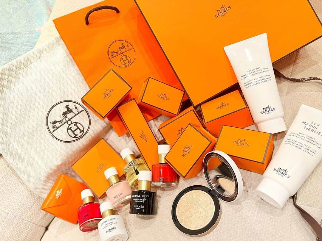 新藤まなみさんのインスタグラム写真 - (新藤まなみInstagram)「⁡ ⁡ ⁡ 🧡 ⁡ #hermes #エルメス　#HERMEScosmetics #エルメスコスメ　#コスメ　#ネイル　#ポリッシュ　#ネイルカラー　#マニキュア　#トレンドネイル　#オレンジネイル」11月19日 12時46分 - manami_official_