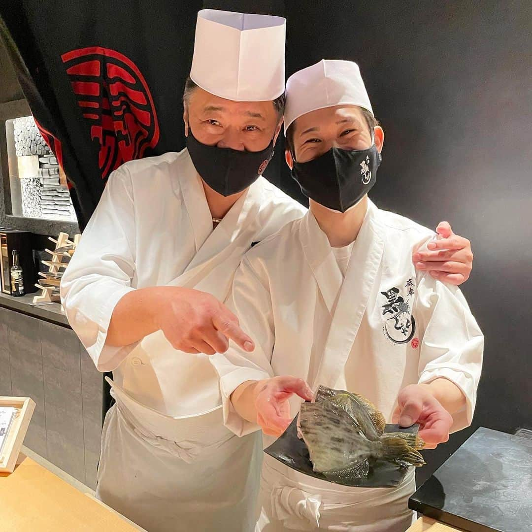 田中律子さんのインスタグラム写真 - (田中律子Instagram)「完全会員制インナービューティ寿司🍣『麻布黒しゃり』🍣に行ってきました　@kuroshari_azabu   熱海で朝からカワハギ釣りして🎣釣りたてのカワハギを持って麻布十番へ🐟いつも美味いもんツアーをしてる仲間と5人で個室で黒しゃりを満喫してきました🍣  黒しゃりは、白砂糖不使用、低GI、無添加、発酵、デトックス👏食べて腸にいいものを入れて、悪いものを出す❗️食べてキレイになれるなんて最高じゃないですか❓  完全会員制なので、会員の方と一緒かご紹介がないと予約が取れません🙏  大好きなエステプロラボ　@  のサプリや商品などを使い安心安全な食を提供してくれる『麻布黒しゃり』ホントに美味しい❤️  プロラボ佐々木会長　@sasakisasakihiroyuki  親方、大吉さん、ご一緒したみなさま、ありがとうございました🙏  #麻布黒しゃり #インナービューティー #黒しゃり #低GI #ヘルシーメニュー  #歌京麻布十番  #歌京」11月19日 13時07分 - ri2kotanaka