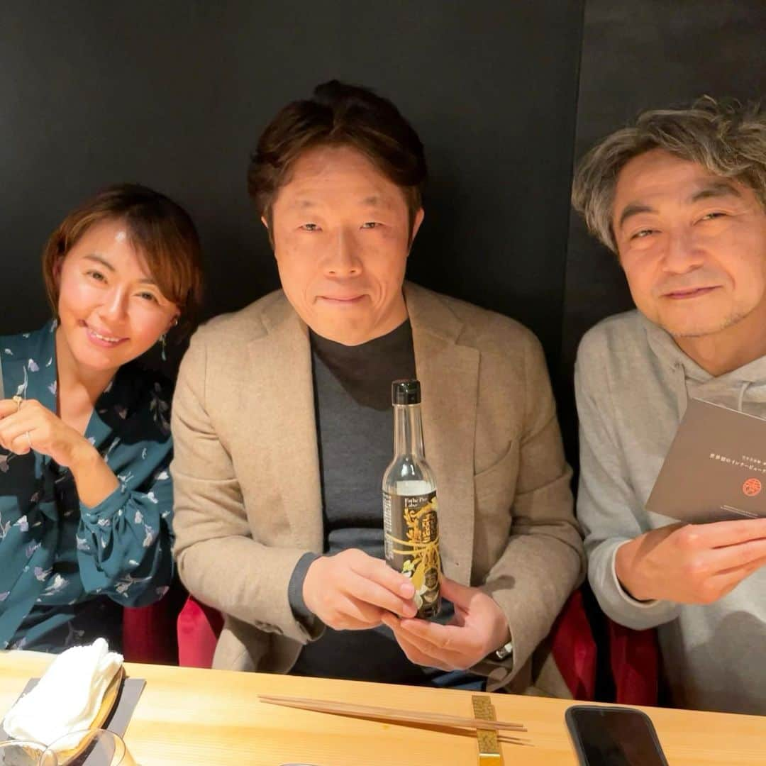 田中律子さんのインスタグラム写真 - (田中律子Instagram)「完全会員制インナービューティ寿司🍣『麻布黒しゃり』🍣に行ってきました　@kuroshari_azabu   熱海で朝からカワハギ釣りして🎣釣りたてのカワハギを持って麻布十番へ🐟いつも美味いもんツアーをしてる仲間と5人で個室で黒しゃりを満喫してきました🍣  黒しゃりは、白砂糖不使用、低GI、無添加、発酵、デトックス👏食べて腸にいいものを入れて、悪いものを出す❗️食べてキレイになれるなんて最高じゃないですか❓  完全会員制なので、会員の方と一緒かご紹介がないと予約が取れません🙏  大好きなエステプロラボ　@  のサプリや商品などを使い安心安全な食を提供してくれる『麻布黒しゃり』ホントに美味しい❤️  プロラボ佐々木会長　@sasakisasakihiroyuki  親方、大吉さん、ご一緒したみなさま、ありがとうございました🙏  #麻布黒しゃり #インナービューティー #黒しゃり #低GI #ヘルシーメニュー  #歌京麻布十番  #歌京」11月19日 13時07分 - ri2kotanaka