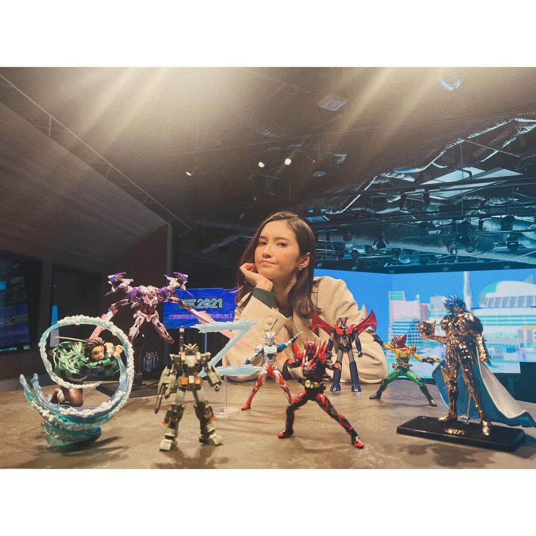 市川紗椰のインスタグラム：「昨日の魂ネイション2021オープニングセレモニーをご覧いただいた方、ありがとうございます。 今日のテーマはガンダムシリーズ ！リアルサイズのHi-νガンダムがそびえ立ちます。わお。19時から生配信です。 ⁡ https://tamashii.jp/special/tamashii_nation/ ⁡ 明日は超合金、明後日はエンディングです。 ⁡ TAMASHI　NATION　ONLINE　２０２１ １１月１９日　１９：００～　GUNDAM　FIGURES　LIVE １１月２０日　１８：００～　ロボット大集合special １１月２１日　２１：００～　エンディングセレモニー ⁡ 衣装は ジャケット  @lobject_official ブーツ @randa_pic アクセサリー @daughtersjewelry」