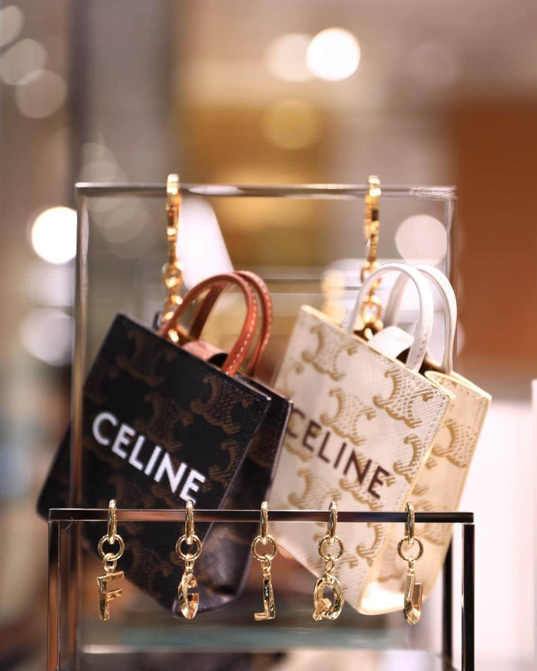 松井愛莉さんのインスタグラム写真 - (松井愛莉Instagram)「CELINE LIMITED POP-UP STORE   新カラーのホワイトアイテム、 トリオンフモチーフのレザーグッズなど沢山! どれも可愛くて欲しくなりました🤍   SHIBUYA PARCO  2022.1.10まで開催してます!   @celine  #CELINEBYHEDISLIMANE  #CELINESHIBUYAPARCO」11月19日 18時50分 - airi1226_official