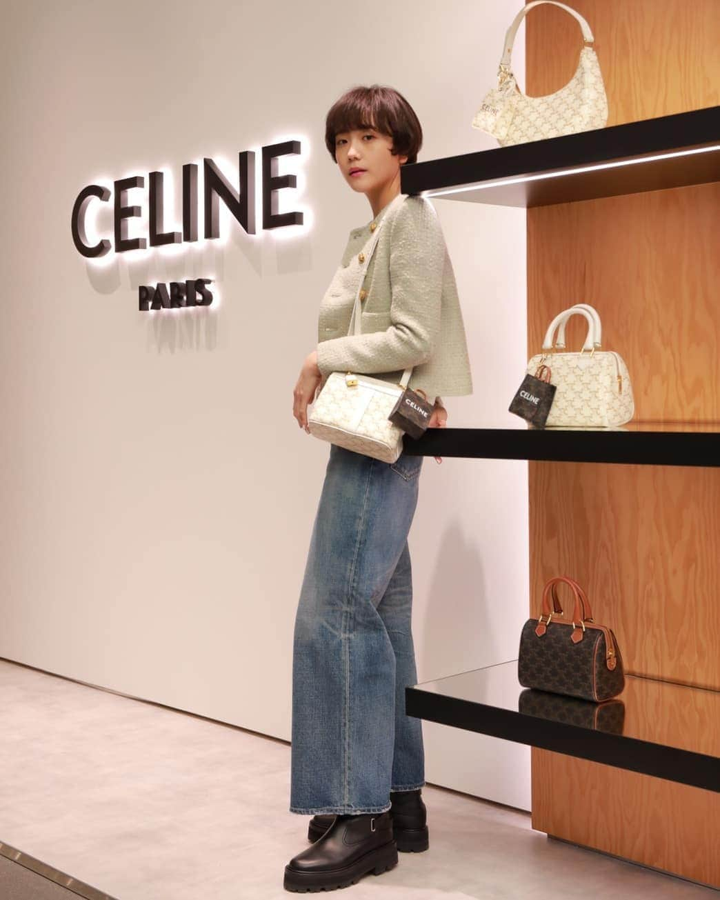 松井愛莉さんのインスタグラム写真 - (松井愛莉Instagram)「CELINE LIMITED POP-UP STORE   新カラーのホワイトアイテム、 トリオンフモチーフのレザーグッズなど沢山! どれも可愛くて欲しくなりました🤍   SHIBUYA PARCO  2022.1.10まで開催してます!   @celine  #CELINEBYHEDISLIMANE  #CELINESHIBUYAPARCO」11月19日 18時50分 - airi1226_official