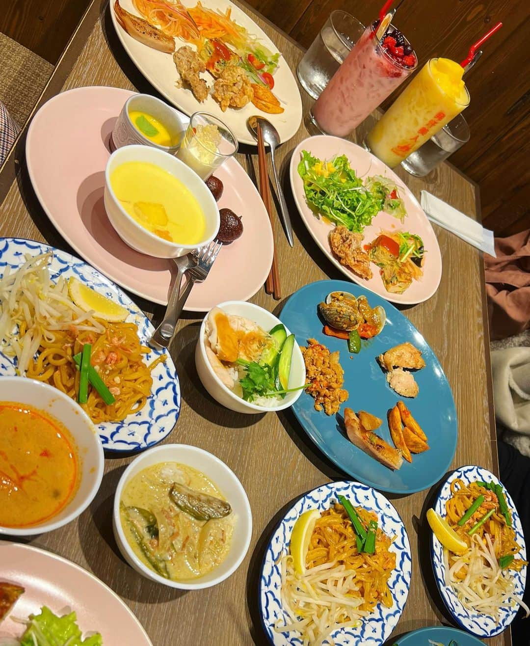 桃里れあさんのインスタグラム写真 - (桃里れあInstagram)「🇹🇭 ・ ・ 新宿にあるタイ料理ランブータン @rambutan1029 で同級生とランチビュッフェ♡ ・ ・ 可愛い店内で美味しいタイ料理が食べ放題！幸せです！💕 ・ ・ #ランブータン #タイ料理 #新宿グルメ #新宿カフェ #新宿ランチ #新宿ディナー #新宿タイ料理 #thailand #thaifood #thaigirl #グルメ女子 #グルメスタグラム #食べ放題 #ビュッフェ #ランチビュッフェ #食べ放題ランチ #オシャレカフェ #インスタ映え料理 #泰国」11月19日 13時23分 - rea_momosato