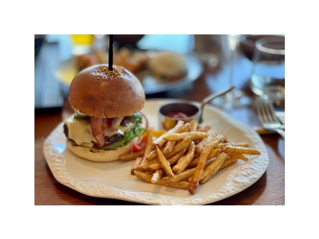 川村亜紀さんのインスタグラム写真 - (川村亜紀Instagram)「🍔🍟😋 ごちそうさまでした。 #humberger #withfrenchfries #lunchtime #withsun #🏖️  #アボカドチーズバーガー #フレンチフライ #ポテト好き  #美味しいもの日記 #ごちそうさまでした」11月19日 13時24分 - _aki1015_