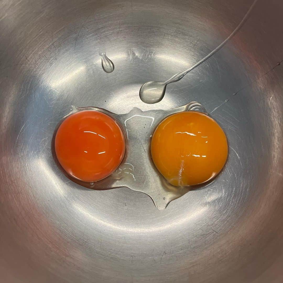 工藤静香さんのインスタグラム写真 - (工藤静香Instagram)「ストーリーズでお見せした2つの卵で蒸しシフォン？カステラより軽いおやつを焼きました。 ふわふわです👍👍 今回は水を入れて蒸しただけで、過程はシフォンケーキを焼くのと変わりないです。  卵2つ 黄身のボウルに、 ココナッツか、オリーブ油 大さじ2 ハチミツ　小さじ1強 牛乳か豆乳　大さじ2 上をよく混ぜる。後　ふるいにかけた全粒粉か普通の白い小麦粉 大さじ2 ふわっとすくうくらいをいれ混ぜる。  白身ボールに  てんさい糖「砂糖でも👌」 大さじ2 を2回に分けていれ、しっかり泡立てる。角が立つくらい。  二つのボールを合わせ、予熱したオーブンの板に水を入れその上に置いて160度で35分くらいです。  今日焼いたのはてんさい糖　豆乳　全粒粉です。  オレンジピールを入れたりしても美味しいですが、それはシフォンケーキの方がお勧めです。 これは柔らかい食感を楽しむおやつです。😊」11月19日 13時29分 - kudo_shizuka