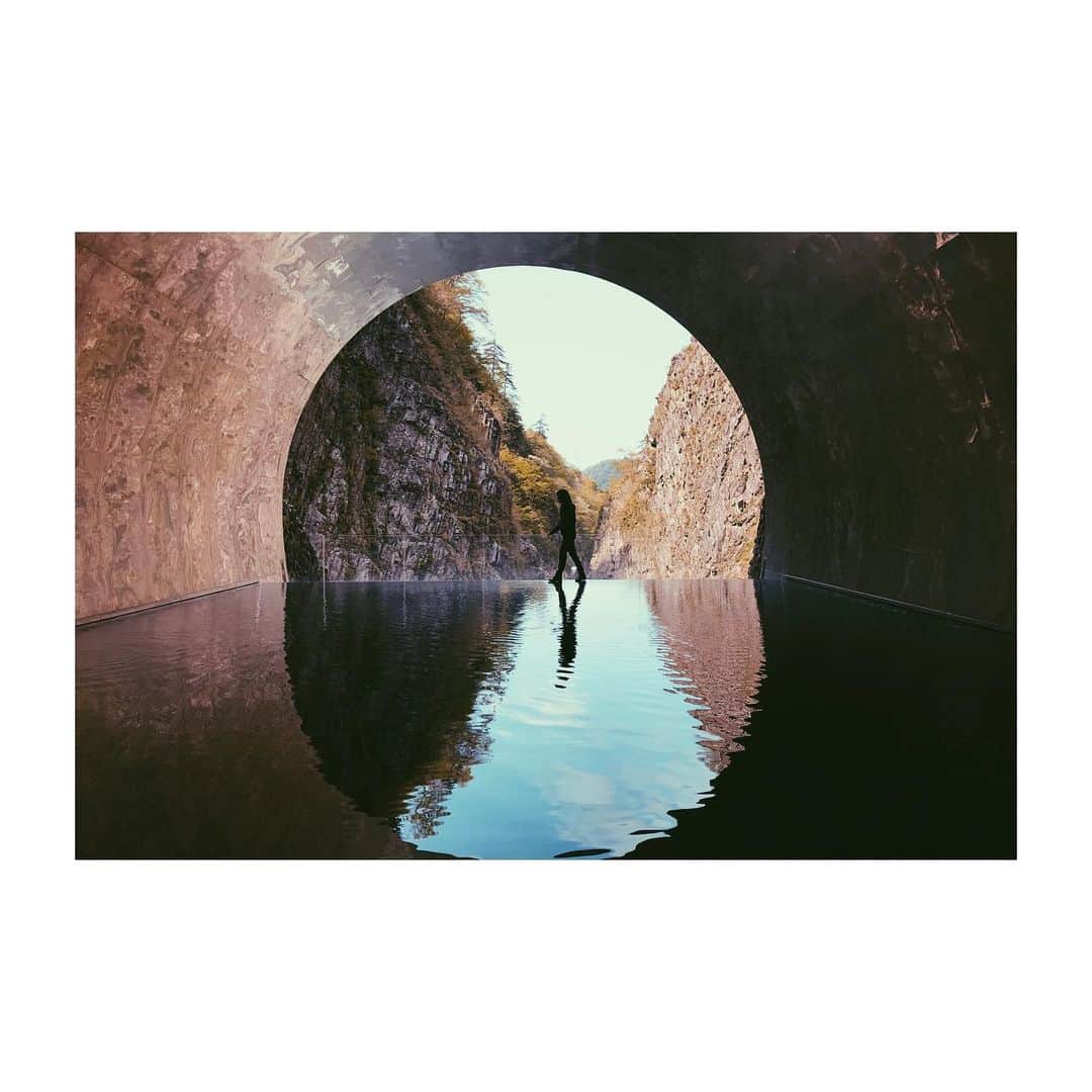 中井ノエミのインスタグラム：「🌚🌘🌗dreamers, dreamers, poets, saviours🌓🌖🌝 . . . #coupdecoeur #mountains #tunneloflight #madarchitects #river #sky #silhouette #photography #dreamers」