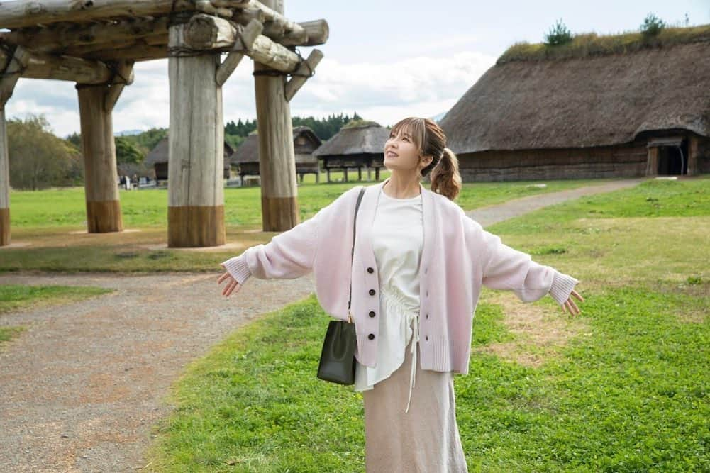 宇野実彩子さんのインスタグラム写真 - (宇野実彩子Instagram)「. JAL「うの旅in青森」の映像が公開✈️♥️   待ちに待った「うの旅」で、 青森の世界遺産と文化に触れてきました✨ 縄文遺跡で歴史を学び、ご当地グルメやパワースポットなど青森の魅力をつめこんだ旅になりました♪   YouTube 『JAL うの旅 in 青森』をチェックしてね🍎   航空券やサイン入りのJALグッズが当たるクイズキャンペーンもやっているのでこちらも是非参加してみてね🌈   （新型コロナウィルス感染症対策として、安全確保の上で撮影を行いました。）   #うの旅 #JAL #うの旅in青森 #青森県 #ねぶたの家ワラッセ #三内丸山遺跡 #奥入瀬渓流  #十和田現代美術館」11月19日 13時44分 - misako_uno_aaa