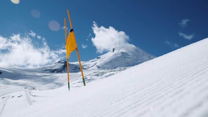 のインスタグラム：「Clothing matters! Athletes and coaches know what they need to perform – and Descente knows how to help them becoming the #1 ski team.  #swissskiteam #descente #designthatmoves #descenteski」