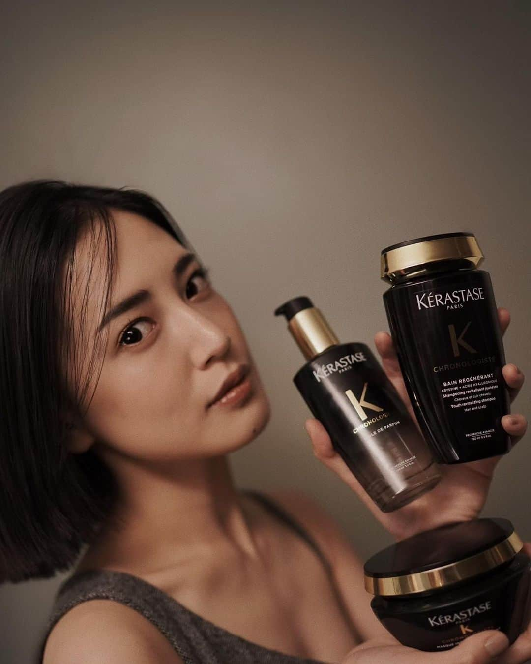 藤井夏恋さんのインスタグラム写真 - (藤井夏恋Instagram)「My Hair care🖤 KERASTASE"CHRONOLOGISTE" 普段私が愛用している大好きなシリーズ。 「クロノロジスト」はケラスターゼの最高峰シリーズというだけあって、品のある香りで贅沢な気分を味わえるところが私は好き☻ このシリーズを使うと自分の髪がどんどん綺麗になっていくのを実感するんだよなぁ。 是非一度試してみてほしい🌹  #ケラスターゼ #クロノロジスト #LiveBeyondTime #Promotion」11月19日 15時04分 - fujiikaren_official