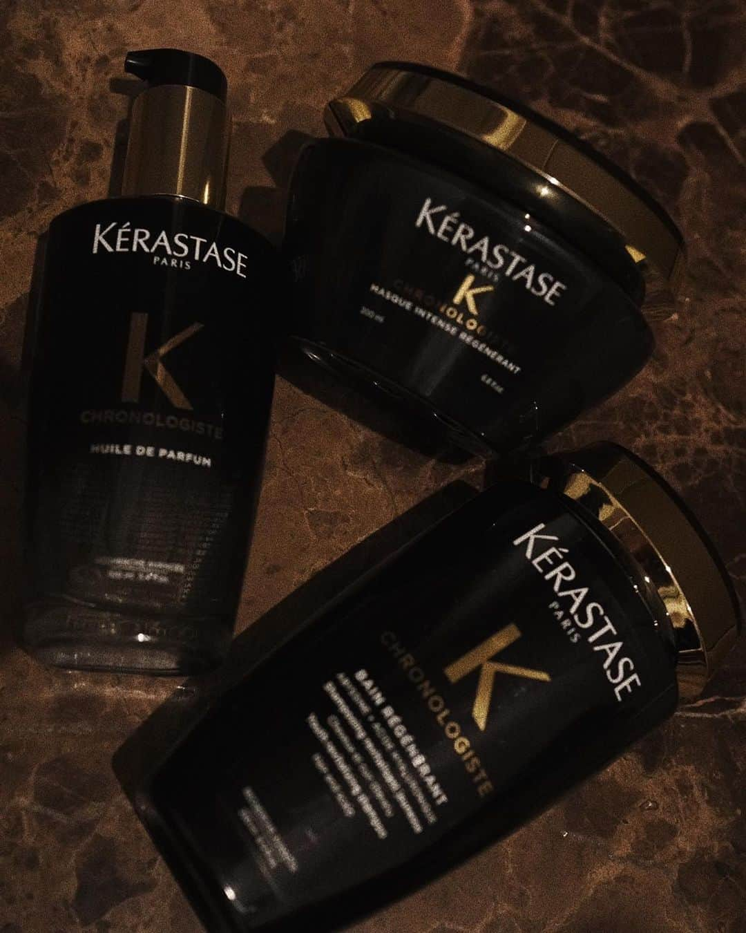 藤井夏恋さんのインスタグラム写真 - (藤井夏恋Instagram)「My Hair care🖤 KERASTASE"CHRONOLOGISTE" 普段私が愛用している大好きなシリーズ。 「クロノロジスト」はケラスターゼの最高峰シリーズというだけあって、品のある香りで贅沢な気分を味わえるところが私は好き☻ このシリーズを使うと自分の髪がどんどん綺麗になっていくのを実感するんだよなぁ。 是非一度試してみてほしい🌹  #ケラスターゼ #クロノロジスト #LiveBeyondTime #Promotion」11月19日 15時04分 - fujiikaren_official