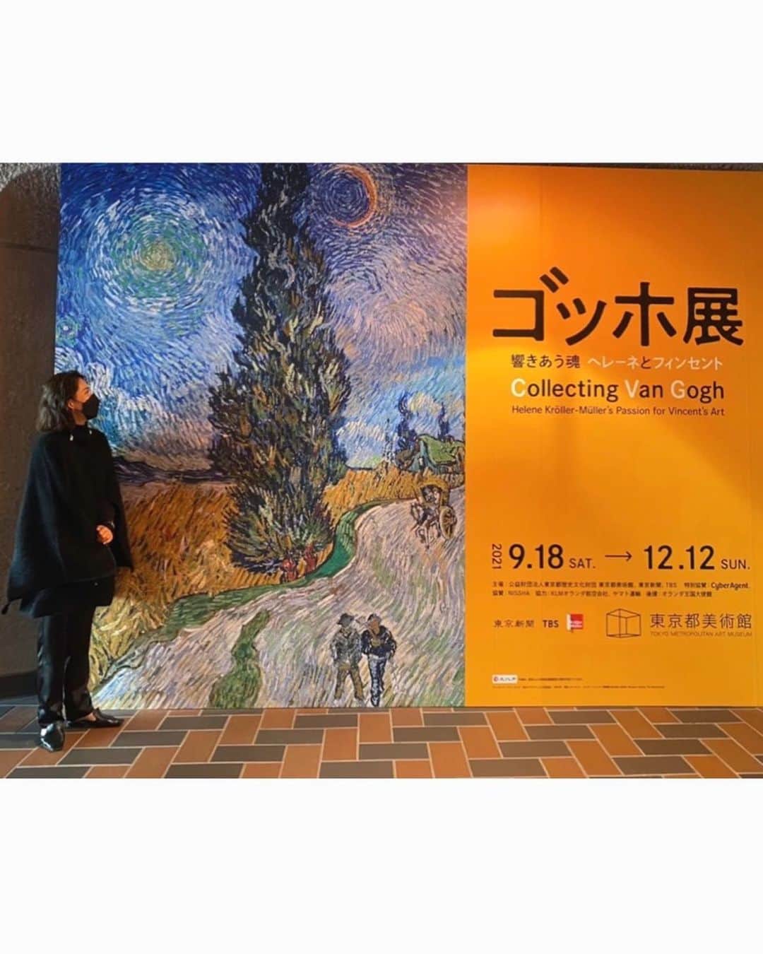 JUNNAさんのインスタグラム写真 - (JUNNAInstagram)「待ちに待った  ゴッホ展  響きあう魂  ヘレーネとフィンセント  Collecting Van Gogh:  Helene Kröller-Müller’s Passion for Vincent’s Art  世界最大の個人収集家 ヘレーネ・クレラー=ミュラー ファン・ゴッホに魅了され、1908年からおよそ20年間で、収集 した90点を超える油彩画と約180点の素描 ボリュームたっぷり  タッチや空気感の伝わる素描を間近で... こんなに沢山見られるなんて... なんとも贅沢  影響を受けるたび 研究を重ね画風を柔軟に変化させるゴッホ その変化もよく分かる展示  パリに移住し印象派や新印象派の影響を受け 自身の描いていた暗い印象の作品が時代遅れであると 明るい色彩を採用していくあたり 素直な人間性もうかがえる  ゴーギャンとの日々...  晩年描かれた施設の窓からの中庭の風景が印象的でした...  日常の人々の営みに美しさや感動を見出し 描ける心の豊かさ  作品以外にゴッホの歩んだ人生など...  半日かけて、ゆっくりと愉しみました  芸術の秋 食欲の秋  #only#ゴッホ展#ゴッホ#東京都美術館」11月19日 15時21分 - junna