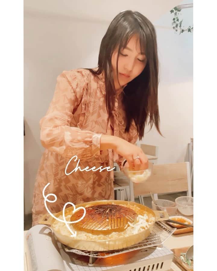 のインスタグラム：「〆のトムヤムチーズ雑炊🫕  チーズとろり。  お家でも絶対にしようと思いました🤤  📍三田　Muu Tokyo  タイ風焼肉しゃぶしゃぶ🇹🇭 #ムーガタ   パクチー・にんにく・青唐辛子トッピング‼️  3種類の選べるタレで頂きます😋  〆は… 格別に美味しすぎた新しいメニュー トムヤムチーズ雑炊で🤤  @muutokyo   住所 〒105-0014 東京都港区芝4-13-13  西島1・2F  平均予算　¥5,000  ✴︎✴︎✴︎✴︎✴︎✴︎✴︎✴︎✴︎✴︎✴︎✴︎✴︎✴︎✴︎✴︎✴︎✴︎✴︎✴︎✴︎✴︎✴︎✴︎✴︎ #หมูกะทะ #thaifood #tokyo #muutokyo #hotpot #yakiniku #ムーガタ鍋 #タイ料理 #タイ #タイ風 #鍋 #焼肉 #トムヤム #雑炊 #三田 #三田グルメ #豚肉 #パクチー #チーズ #青唐辛子 #にんにく #ムーガタ専門店 #港区」
