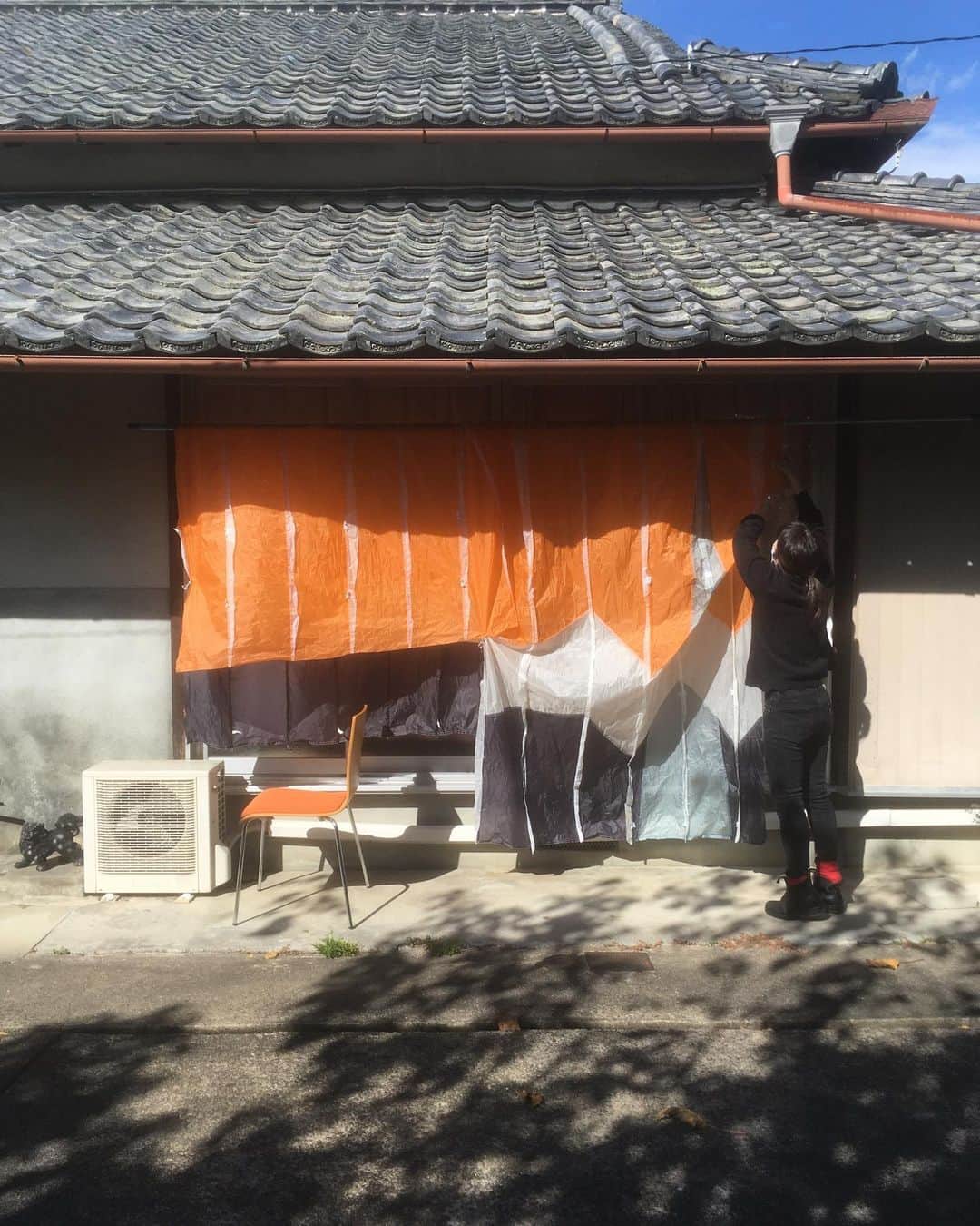 シアタープロダクツさんのインスタグラム写真 - (シアタープロダクツInstagram)「ABOUT HOZUBAG  厳しい判断基準により飛ぶ役目を終えた、行き場のないパラグライダーを回収、解体し製作する拠点を日本の古都京都にある亀岡市に作り、地上資源としての循環を生む活動と製品を  “HOZUBAG” と呼びます。  亀岡市は2018年12月に「かめおかプラスチックごみゼロ宣言」を発表し、さまざまな取り組みを行っています。  “HOZUBAG”は株式会社シアタープロダクツが企画・デザイン、生産・販売オペレーションまでを担当しています。  SDGs認定事業“HOZUBAG”から生まれたバッグ。  回収されたユーズドのパラグライダーから作られたこのバッグは軽くて丈夫、  そして機体毎に違うカラー、 裁断する場所によって異なる表情のバッグが魅力です。  HOZUBAG ONLINEではカラフルなバッグを豊富にご用意しております。  ぜひご覧ください。  SACOCHE  ￥3,190  TOTEBAG  Msize ￥3,960  TOTEBAG  Lsize ￥4,950  TOTEBAG  XLsize ￥5,720    #hozubag #sustainable #sdgs #bag #paraglider #theatreproducts #シアタープロダクツ」11月19日 15時32分 - theatre_products