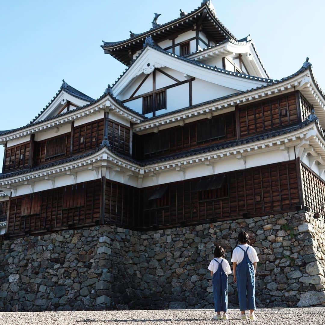 安田美沙子さんのインスタグラム写真 - (安田美沙子Instagram)「私は幼少期を京丹後で過ごしました✨  祖母は舞鶴で、天橋立もよく家族で行った場所。  自然豊かな場所で、美味しい海の幸、お野菜もたくさん✨世界からも注目されている丹後ちりめんもあります☺️✨     私の大切なふるさと京都府では、  府民限定でお得に旅行を楽しめる  「きょうと魅力再発見旅プロジェクト」  が実施されています。     京都府で、この季節なら。。。  海のそばで、とろけるカニやブリを食べてみたいな☺️🦀🤍     詳しくは「きょうと魅力再発見旅プロジェクト」で検索してくださいね。 @uminokyoto_official     #海の京都 #福知山市 #舞鶴市 #綾部市 #宮津市 #京丹後市 #伊根町 #与謝野町 #天橋立 #夕日ヶ浦 #伊根の舟屋 #福知山城 #二王門 #丹後ちりめん #赤れんがパーク #きょうと魅力再発見旅プロジェクト　#pr」11月19日 15時26分 - yasuda_misako