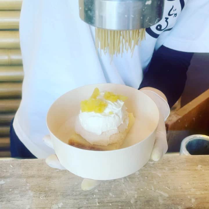 吉田ヒトシのインスタグラム：「少し前ですが、保育園の行く途中に新店オープンとのことで行ってきました。 絹糸モンブラン🧁 たまに甘党男子になります😎  「人と人をつなぐ栗の糸」がコンセプトの同店。オーダーから特注の絞り機で錦糸状に絞り出す「絹糸モンブラン」(テイクアウト1274円)  栗処 絹糸モンブラン くりと  茨城にお越しの際は是非👌  #モンブラン #栗処 #栗糸  #茨城 #グルメ  #ひたちの牛久  #飲食店応援 #吉田ヒトシ」