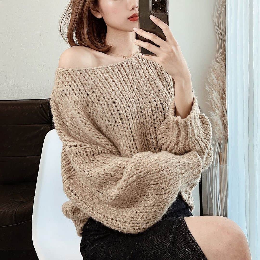渡邉みさきのインスタグラム：「. ルーズ感がたまらん可愛い🤎🤎  #code#outfit#ootd#chic #korea#koreanstyle #シック#通販ショップ#通販 #セレクトショップ#オンライン #オンラインショップ#韓国 #韓国ファッション#韓国コーデ #プチプラ#プチプラコーデ #キレイめコーデ#大人コーデ #デートコーデ#OLコーデ #オフィスコーデ#韓国通販 #スカーフ#秋コーデ#新作 #ニット#ザラ」