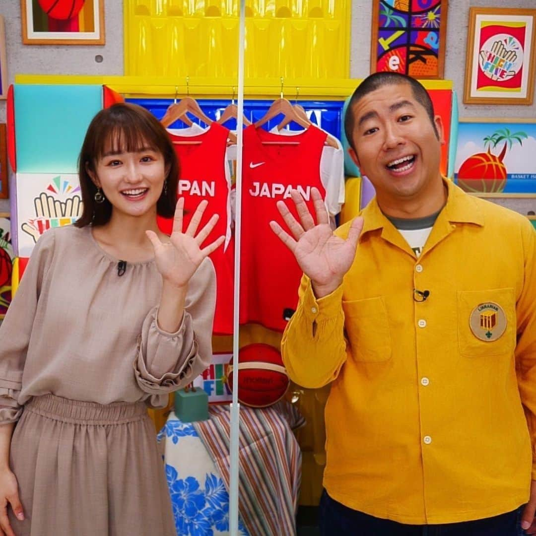 佐藤ちひろさんのインスタグラム写真 - (佐藤ちひろInstagram)「明日の11時からは『HIGH☆FIVE〜日本バスケ応援宣言〜』(一部地域のみ)です！  ハライチの澤部佑さんがトムホーバスHCに直撃インタビュー✨  ウィークリーダイジェストもたっぷりお届けします！  ぜひご覧ください！！  衣装👠  トップス、スカート @strawberry_fields_official  アクセサリー @anq.jewelry  #バスケ　#バスケットボール　#🏀　#衣装　#テレビ朝日　#テレ朝」11月19日 16時35分 - chihiro.sato_ex