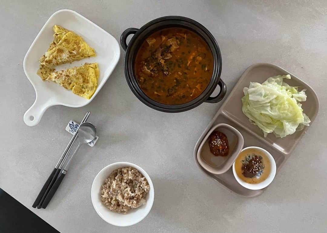 リュ・ジヘのインスタグラム：「갓본푸드 극도로 맛있는 우삼겹 된장찌개   진짜 맛있게 먹었어용 물 넣고 끓이고 물 넣고 또 끓이고  끓일 수록 맛있!🙊」