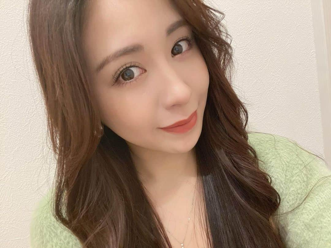 宮下舞花のインスタグラム：「Instagram、ご無沙汰しておりました🌈🙇‍♀️♡ 新しいコスメを使ったら2021冬仕様な宮下が出来上がったので投稿します💄 #トムフォードビューティー  の　#アイシャドウ　#ゴールデンミルク ♡ よく質問いただくまつ毛は、#パリジェンヌラッシュ という #まつげパーマ をかけています♡ @venusbelt_official @venusbelt_nako  . . . 書きたいことが沢山あると何から書いていいのやら…となり止まってしまっていたけど。今年も残すところあと少し🥺大切に綴ってゆきます（早く　#スター誕生2 について書きたい私） . . 今年やり残したことは！ そう！Liveなのです！ 12/25 🎄　空けておいてほしいです（詳細は今しばらくお待ちください🙇‍♀️♡）」